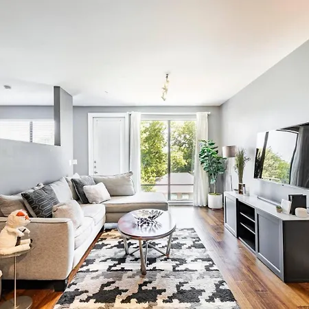 2 Bedroom Oak Lawn Condo Wfh Setups Gated Parking